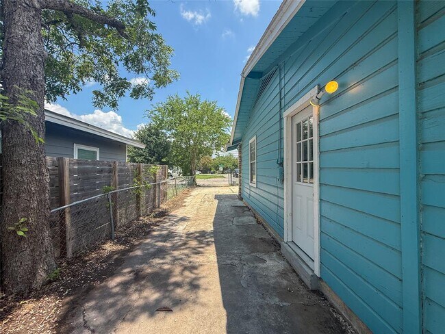 Building Photo - 1412 Vargas Rd