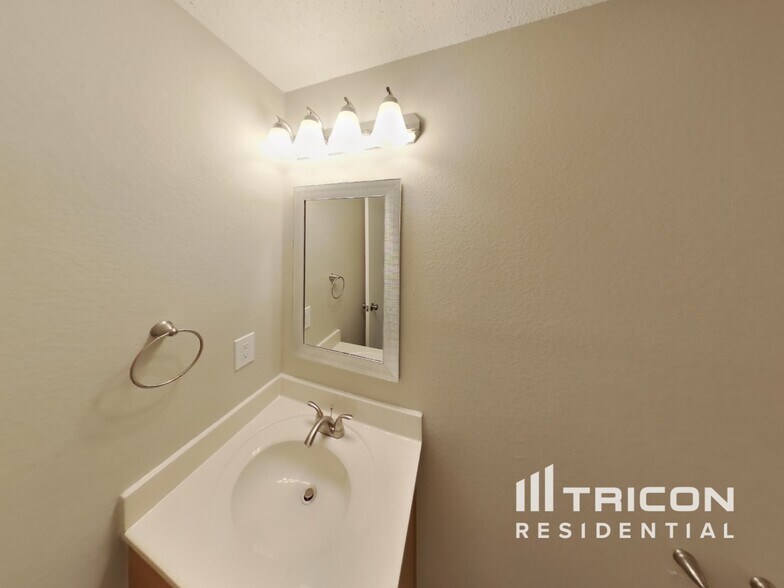 Building Photo - 2060 Pinenut Dr