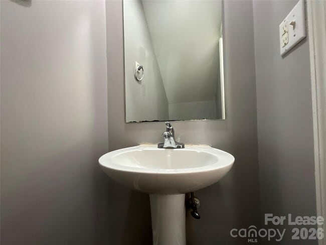 Building Photo - 206 W 15th St