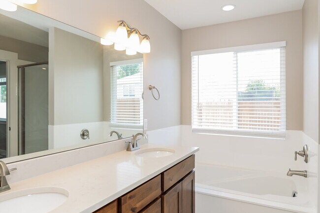 Building Photo - 1009 1050 W