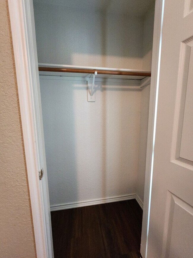 Building Photo - Roomy 3 Bedroom Duplex In South Fort Worth