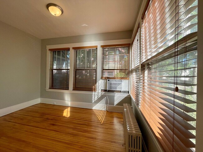 Building Photo - Elegant 4 Bedroom 2 Bathroom Home in South Minneapolis!