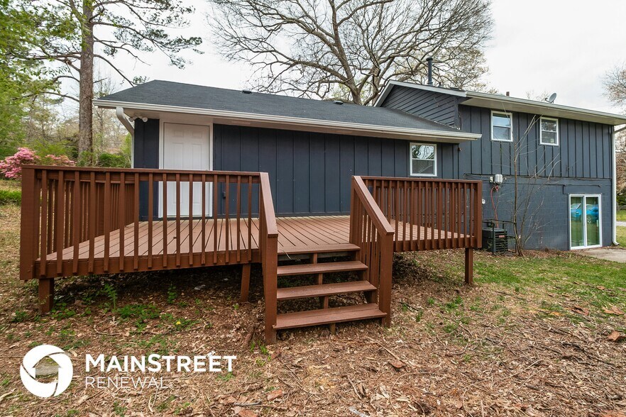 Building Photo - 528 Roxbury Dr