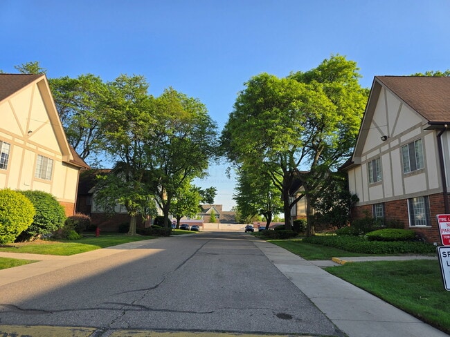 Building Photo - 30276 Southfield Rd