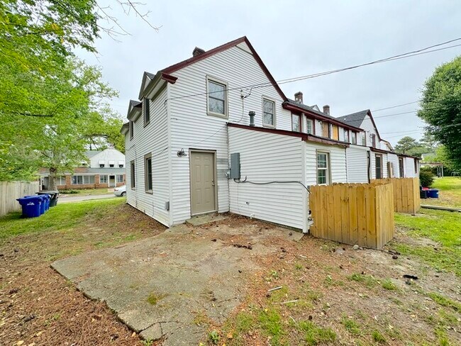 Building Photo - COME MEET YOUR NEW HOME! 2 BEDROOM APARTMENT IN PORTSMOUTH FOR RENT
