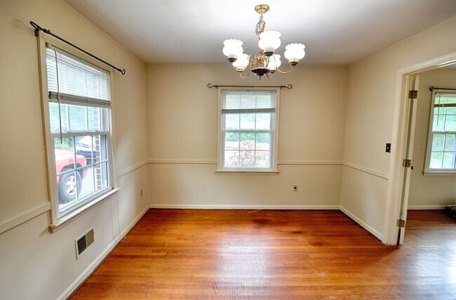 Building Photo - Country Living in Chapel Hill