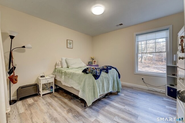 Building Photo - 15 Hillyndale Rd