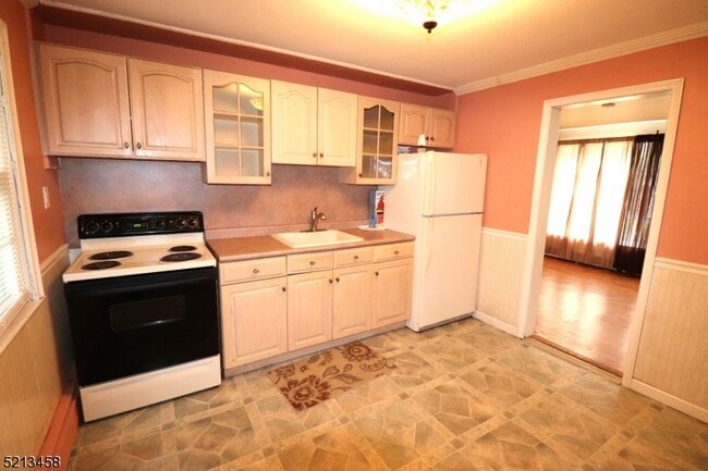 Building Photo - 46 Woodbine Ave