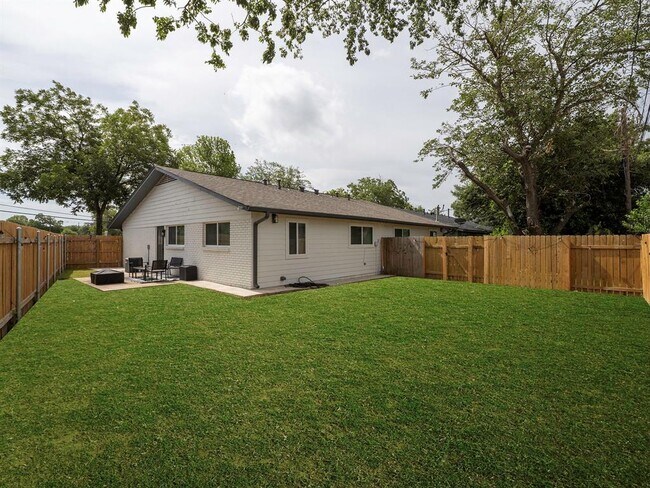 Building Photo - 8314 Bowling Green Dr
