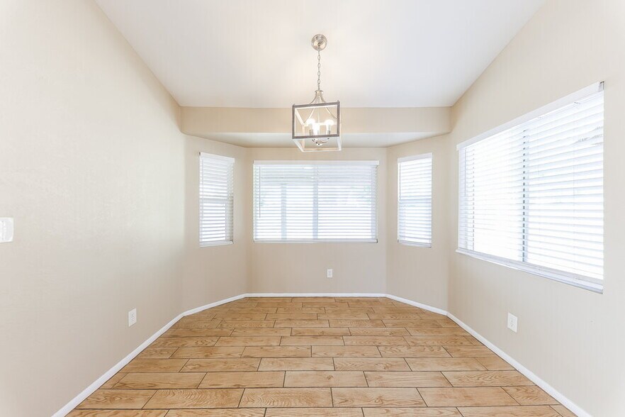Building Photo - 10801 W Wagon Wheel Dr