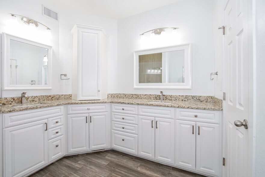 Building Photo - 918 Bella Cumbre Dr