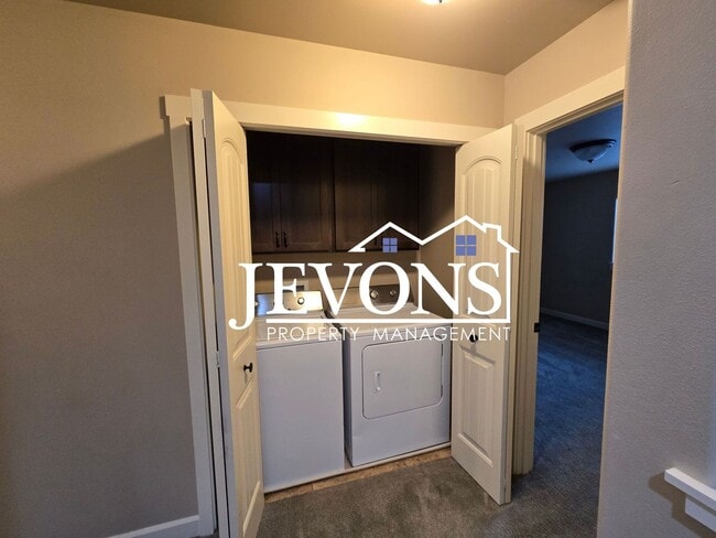 Building Photo - Charming 3 bedrooms homes with two-car garage, fully fenced backyard, minutes away from Yakima Va...