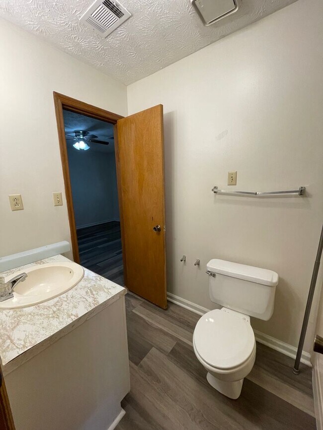 Building Photo - Secluded 2/1.5 Apartment East Rome $1,095