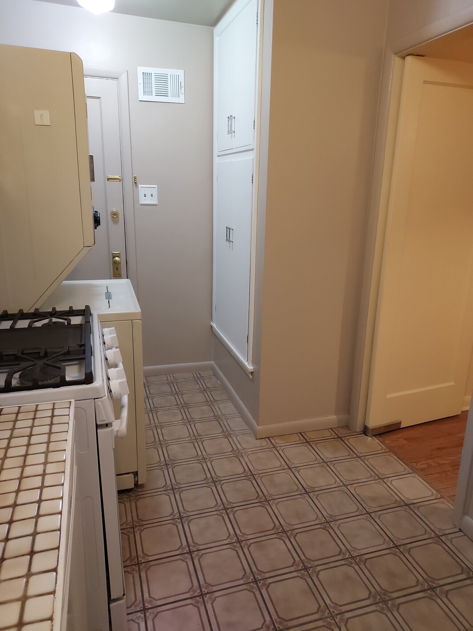 Kitchen 4 - 4828 E 19th Ave