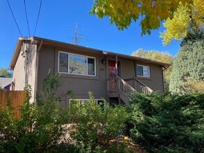 Building Photo - 1002 N Walnut St