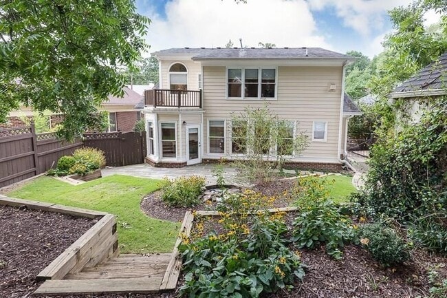 Building Photo - 1106 McLynn Ave NE