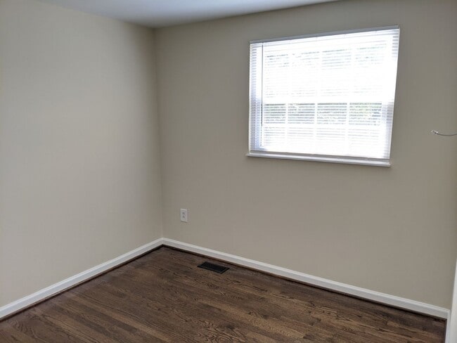 Building Photo - Renovated townhouse in established neighbo...