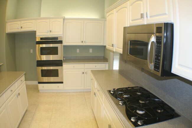 Building Photo - Incredible Green Valley Ranch stunner!