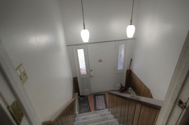 Building Photo - 2 Bed, 1 Bath with Garage Space in Missoula