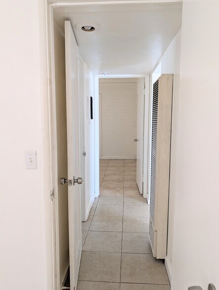 Building Photo - 617 E Knox Dr