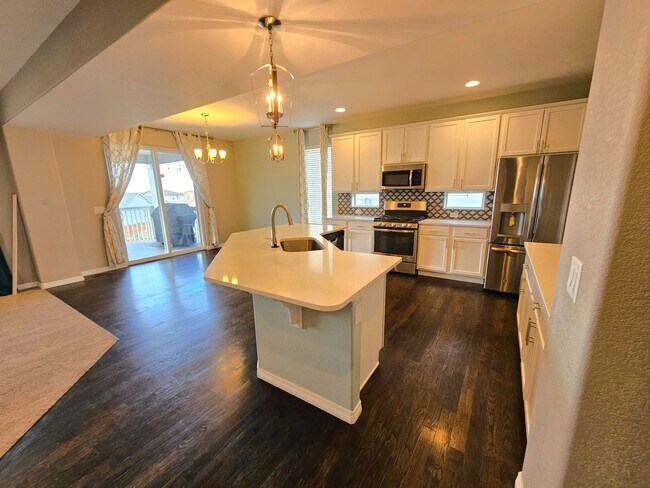 Building Photo - Beautiful 5 Bedroom, 3.5 Bath, 4 Car Garag...