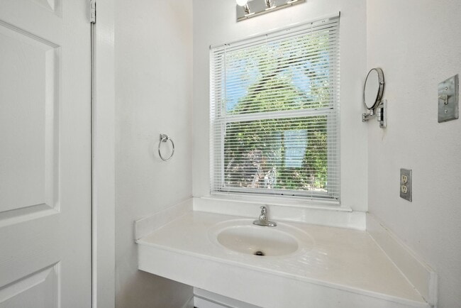 Building Photo - UT PRE-LEASE: 5 bed / 3 bath Remodeled Wes...