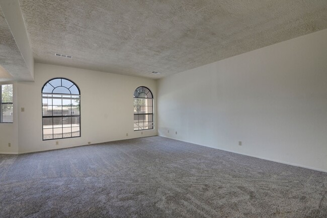 Building Photo - Amazing Three Bedroom in Heart of Rio Rancho!