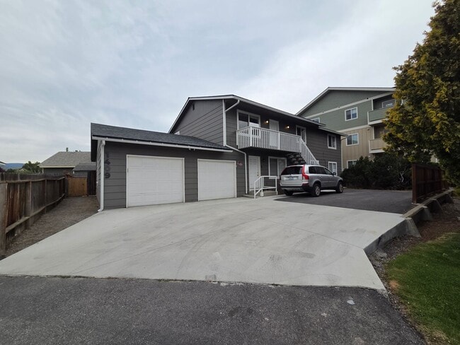 Building Photo - 1409 Maple St