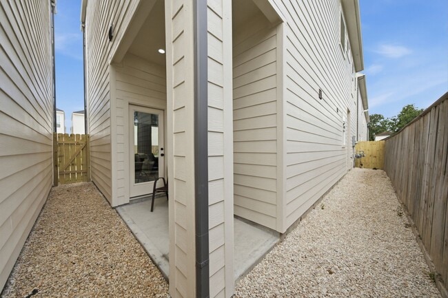 Building Photo - 8910 Knoll Leaf Dr
