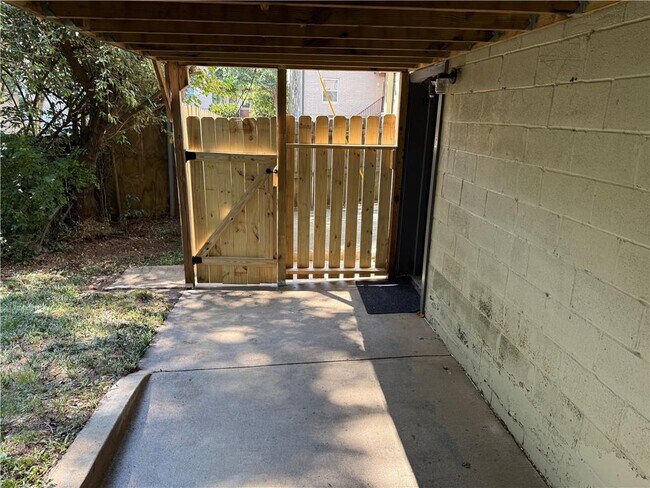 Building Photo - 2027 Oakview Rd SE