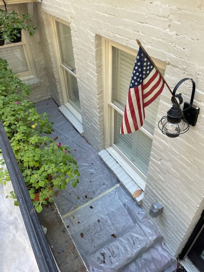 Building Photo - 3035 Q St NW