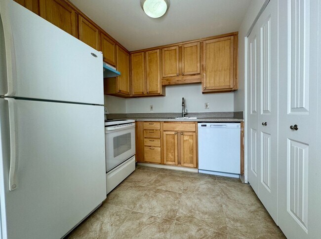 Building Photo - Charming Three Bedroom Near S. Waterfront & Macadam Ave~ Updates Throughout~ W/D Included ~ Detac...