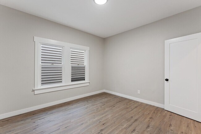 Building Photo - 104 N Killingsworth St