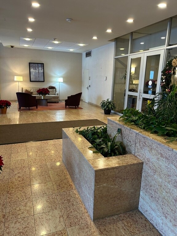 Building Photo - 77 Pond Ave