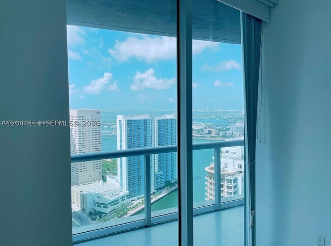 Building Photo - 495 Brickell Ave