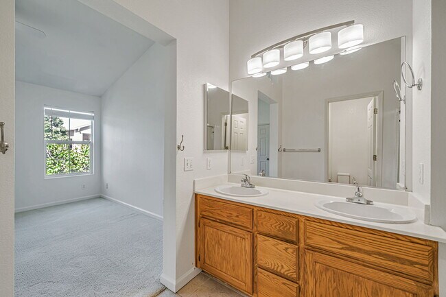 Building Photo - 4902 Hibernia Dr