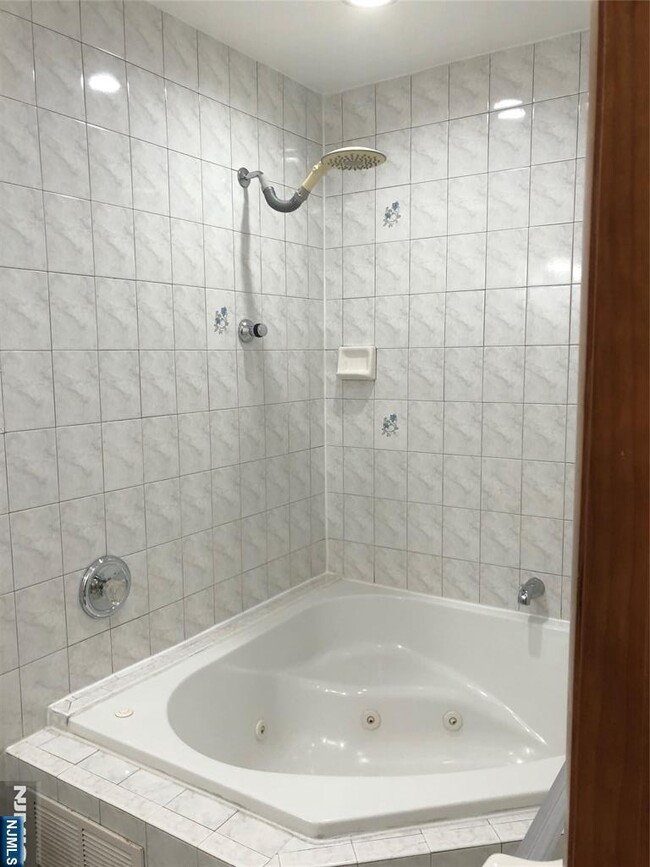 Building Photo - 504 2nd