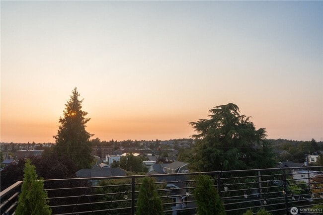 Building Photo - 2bd/1.75ba Seattle Townhome
