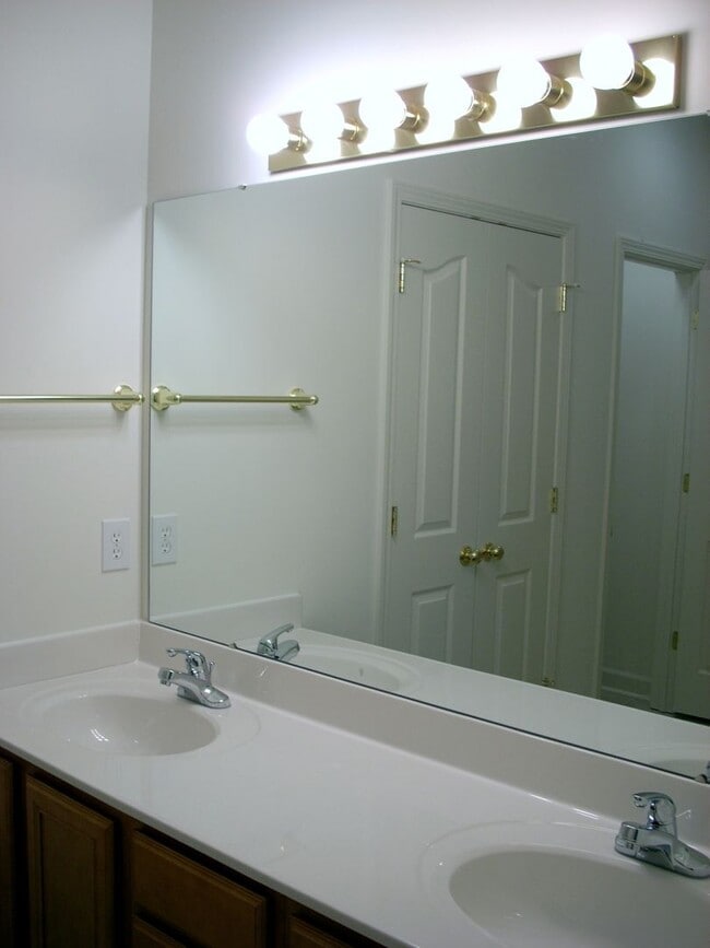 Building Photo - 1353SF 2BR 2.5BA w/garage