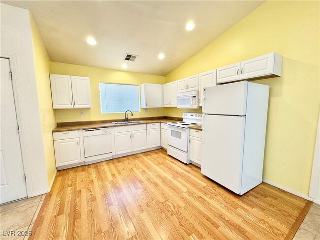 Building Photo - 1070 S Potro Ave