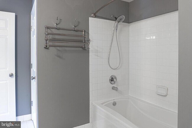 Building Photo - 1891 Crescent Park Dr