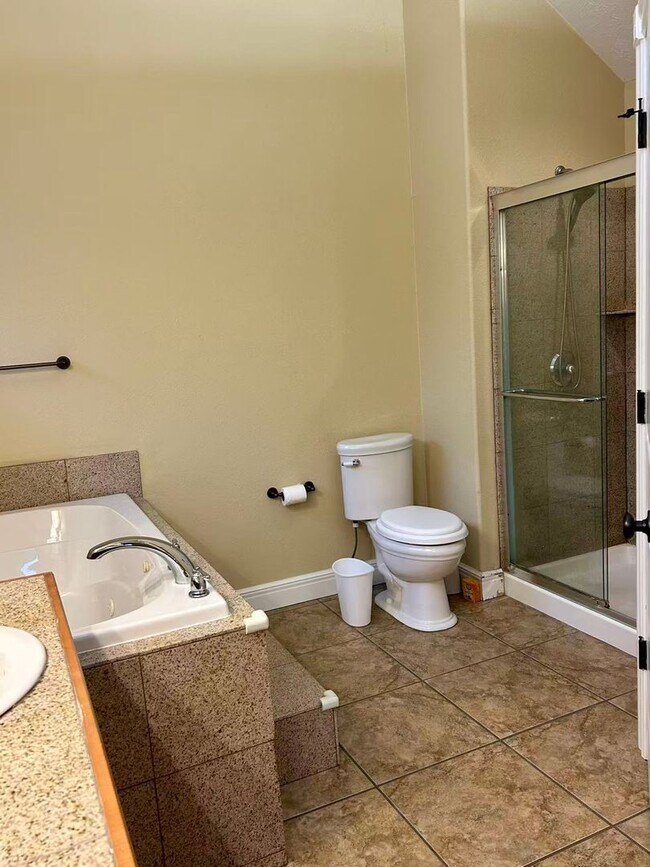 Building Photo - 5 bedroom and 3 bathroom two level house