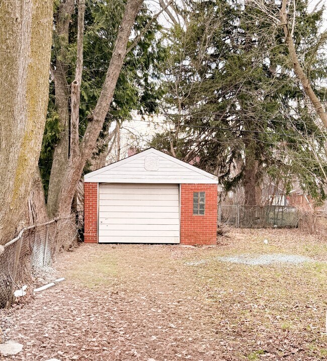 Building Photo - 18919 Riverview St