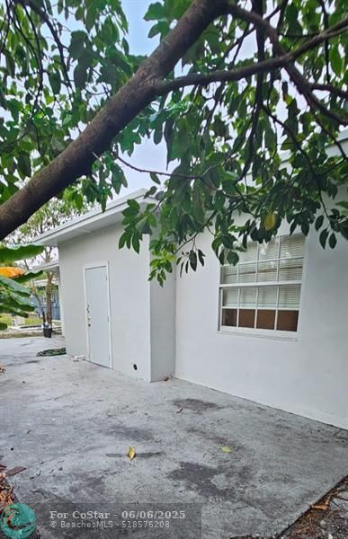 Primary Photo - 651 NE 46th Ct