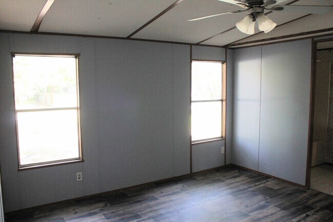 Building Photo - 14 Thrasher Ln E