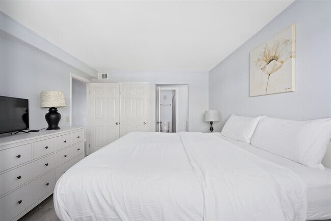 Building Photo - 8743 Thomas Dr