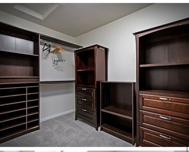 Building Photo - * FULLY FURNISHED * -3 levels, 7 bedrooms , lower level apartment with separate entrance *Home ba...