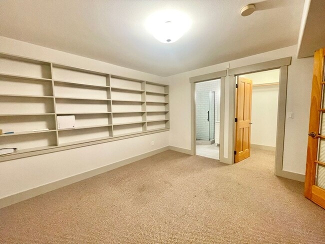 Building Photo - AVAILABLE NOW 3 BD 3.5 BA Townhome in Fremont