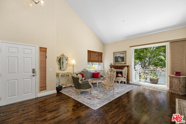 Building Photo - 682 Palisades Dr