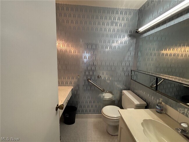 Building Photo - 2112 Acacia Park Dr